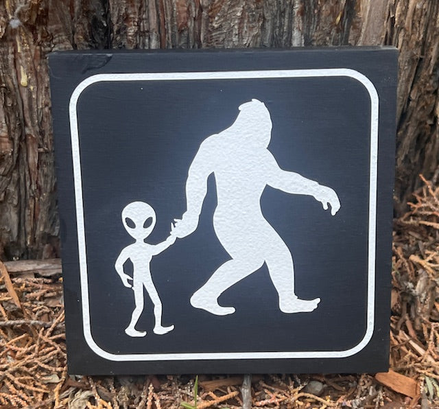 Alien and Bigfoot are Friends